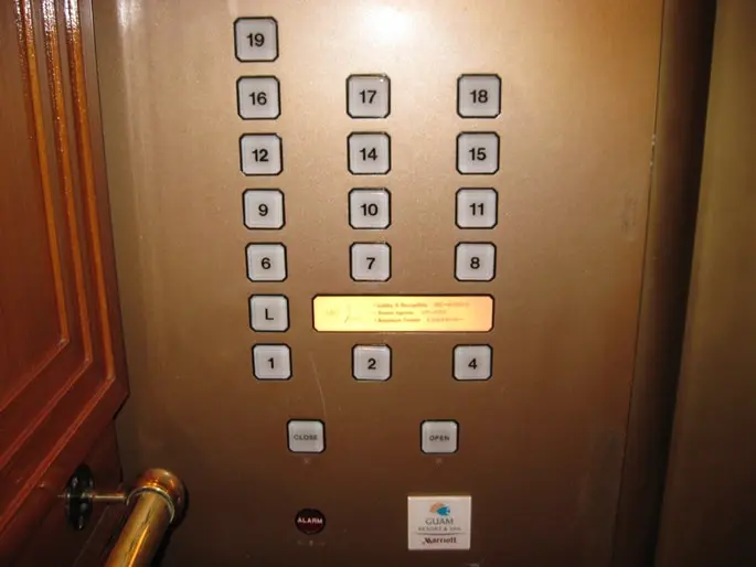 button thang máy không có số tầng 13