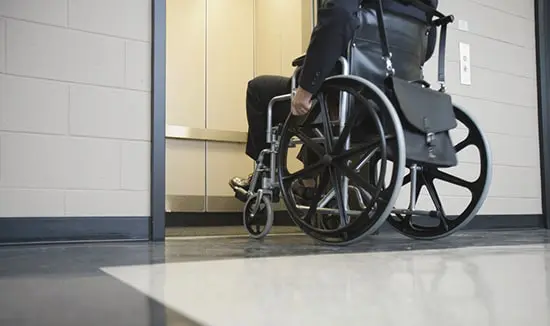 một lợi ích của thang máy gia đình là giúp người khuyết tật đi lại