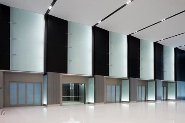 5 thang máy tải trọng 5250kg mà Mitsubishi lắp cho tòa nhà Umeda Hankyu Building